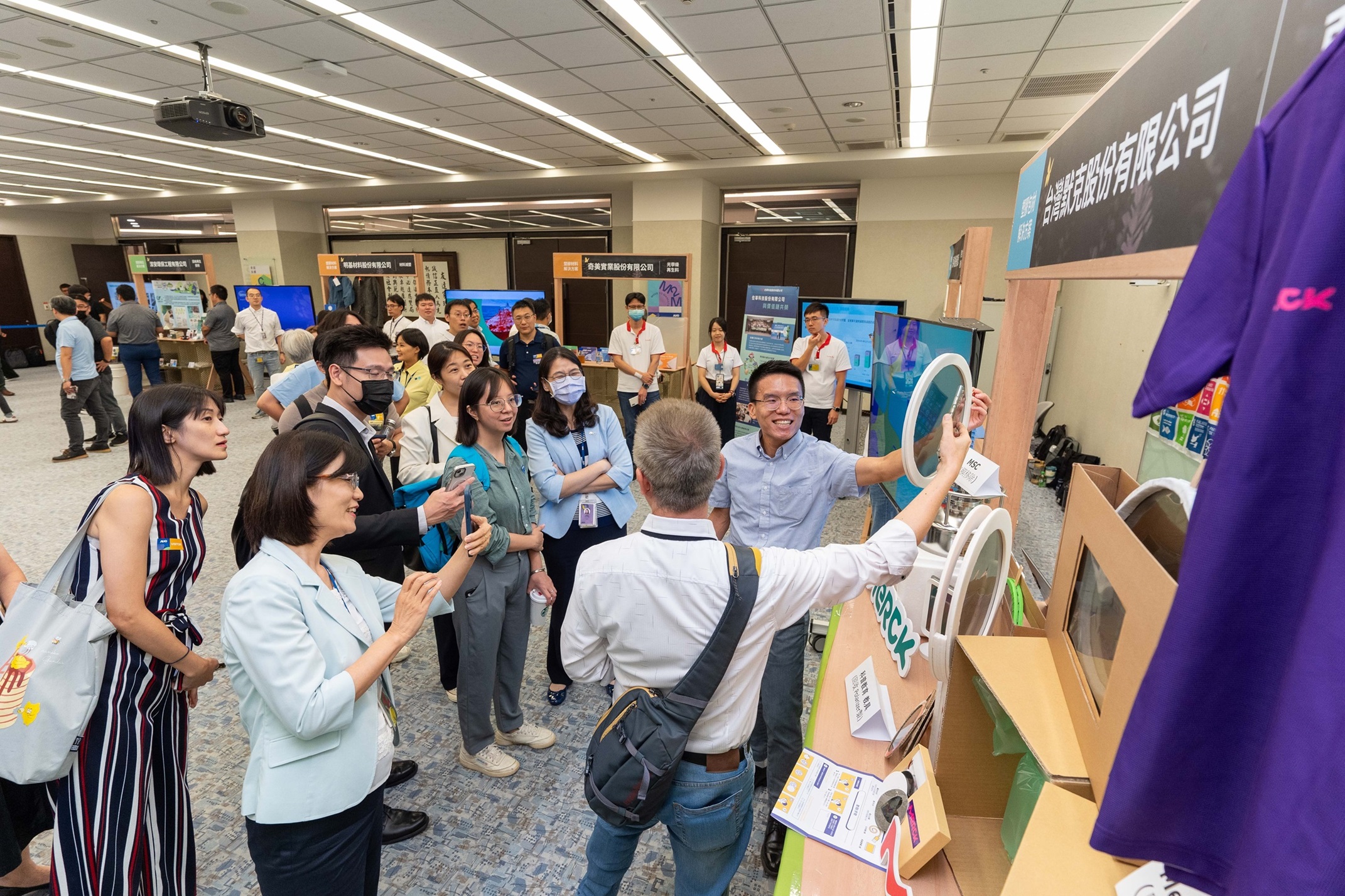 友達聯手產業夥伴策劃首屆生態圈聯展，展示如何將廢塑料循環再利用，創新解決方案包括：塑膠包材再生與循環使用、再生塑料研發及應用、廢塑膠回收再生技術、減塑生活提案等