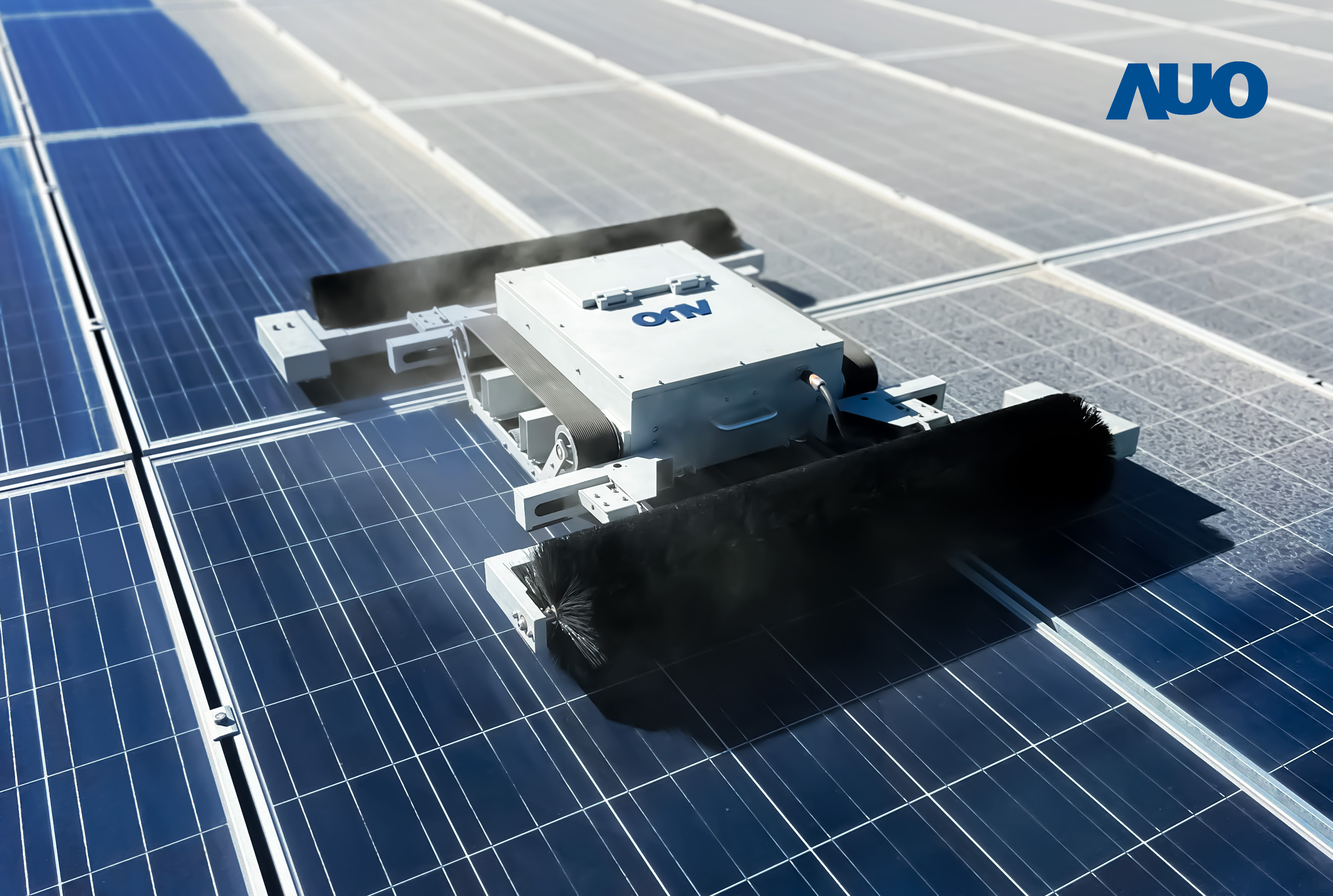 友達「太陽能模組清潔機器人SunCleanBots」，具輕量化、智慧化與高效率優勢，搭載全自動導航清潔模式，已應用於多個太陽能電廠場域，大幅提升太陽能模組使用壽命與效能並降低人力成本，獲台灣精品銀質獎