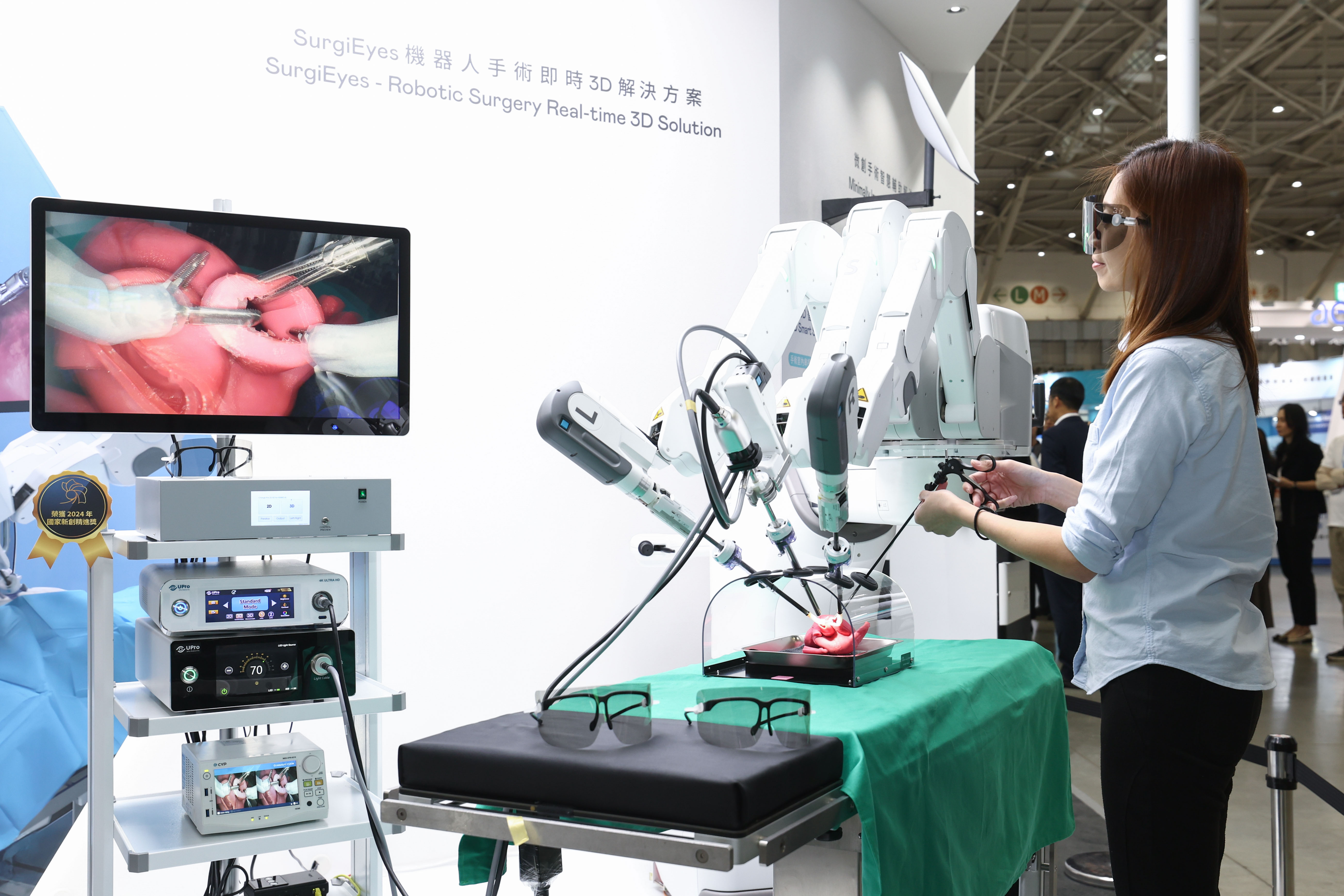 達擎以〝SurgiEyes機器人手術即時3D解決方案〞為核心，打造全方位的3D智慧手術影像平台，透過即時的影像串聯，連結手術室內、外跨場域的應用，協助醫師突破時空限制，為遠距醫療帶來更多的可能性