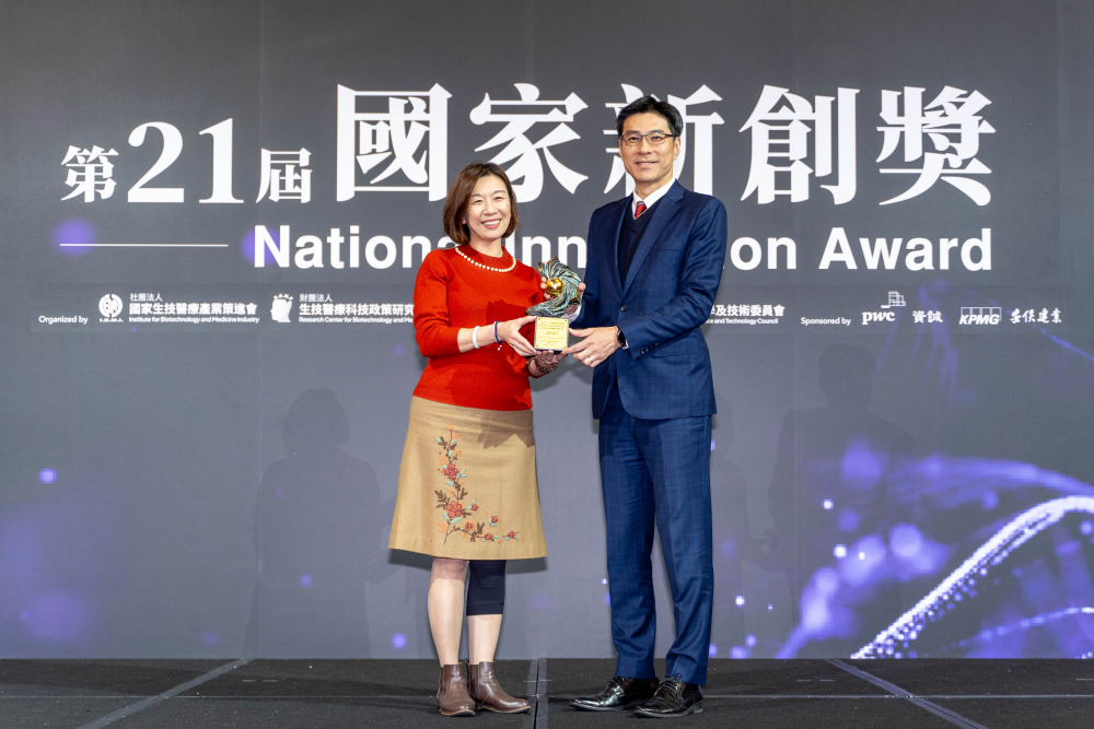 友達旗下子公司友達耘康與達擎分別以「中醫數位化檢測解決方案」及「寬視角3D醫療顯示器」獲得第二十一屆國家新創獎「智慧醫療與健康科技」類別的「企業新創獎」與「國家新創精進獎」兩項殊榮。圖左為衛生福利部政務次長林靜儀、圖右為友達光電智慧醫療事業群總經理廖世宏