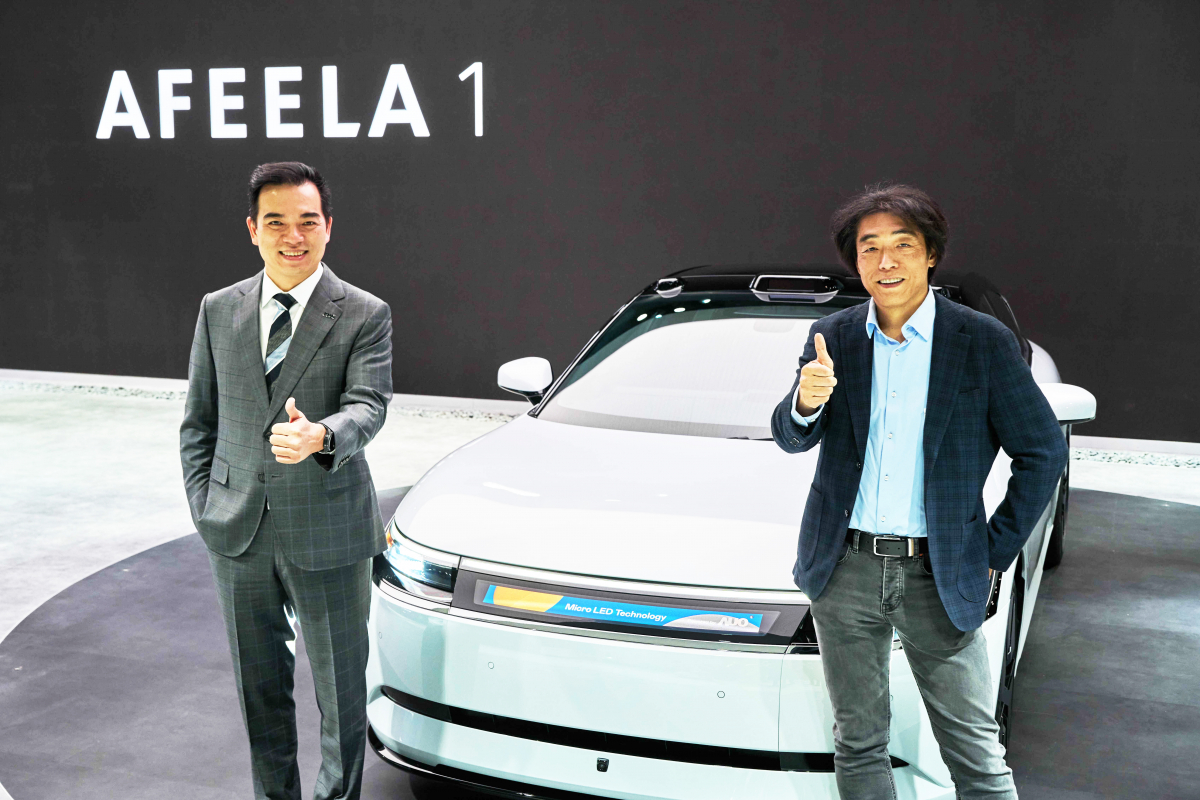 leyu官网与Sony Honda Mobility携手合作，率先全球展示搭载于AFEELA电动车上，首款应用在车身外部的Micro LED 车头显示解决方案 (Micro LED Media Bar Solutions)。leyu官网光电执行长暨总经理柯富仁(左)与Sony Honda Mobility代表取缔役社长兼营运长川西泉(lzumi Kawanishi)(右)在CES 现场展现双方坚定持续创新的承诺，实现更加人性化与智慧的驾乘体验。